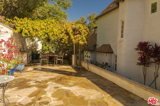 Building Photo - 2829 Beachwood Dr