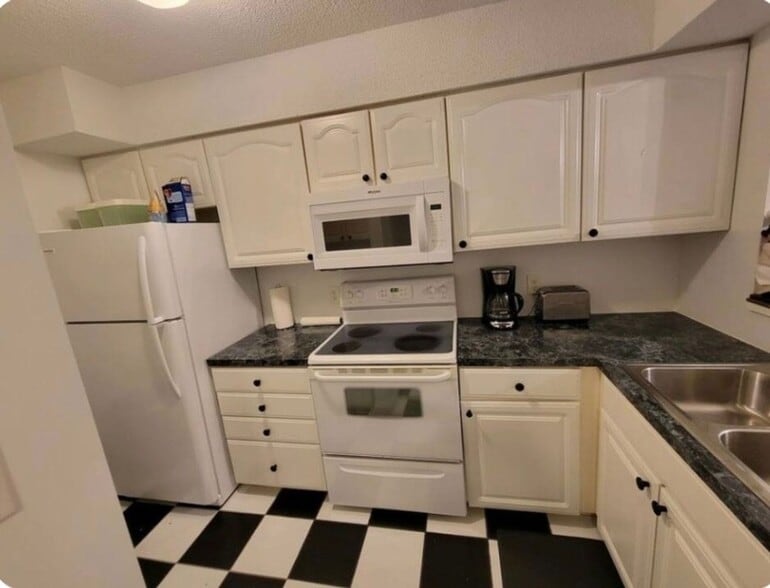 Building Photo - 400 17th Ave S