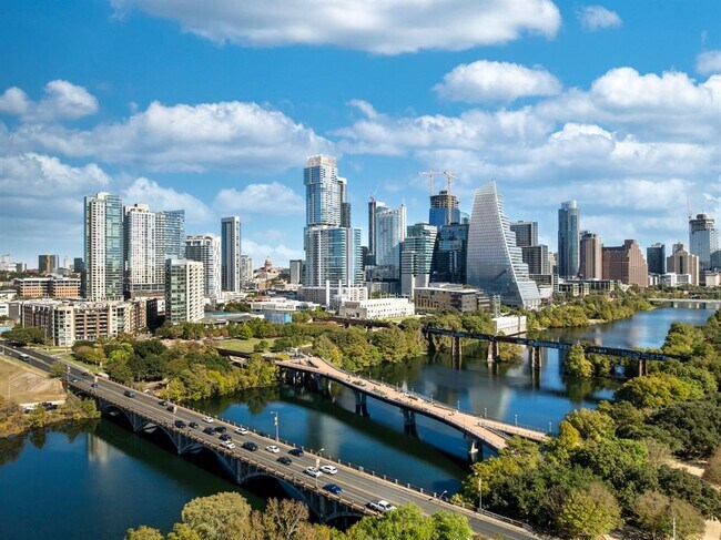 Building Photo - 610 Davis St