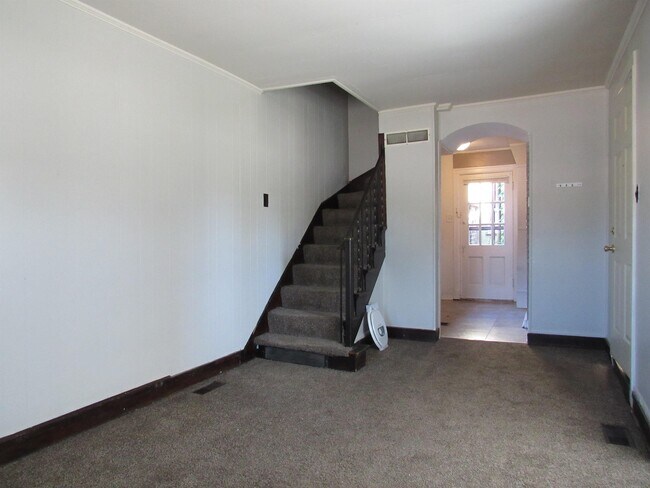 Building Photo - 321 W Elm St