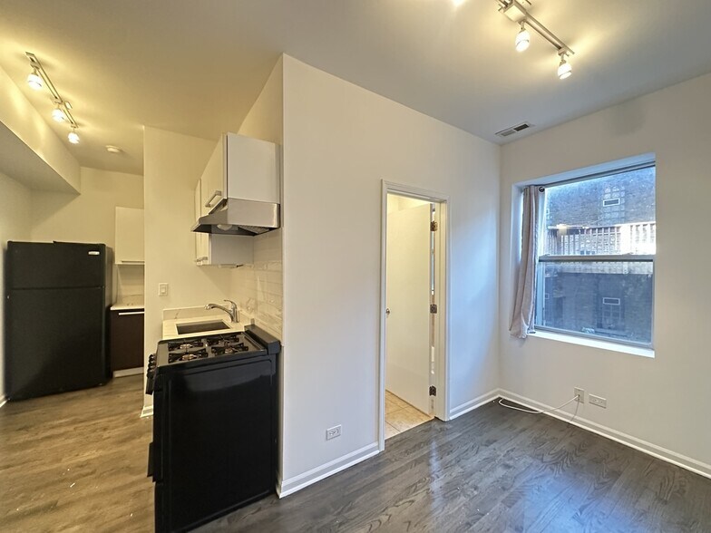 Building Photo - 5054 N Winthrop Ave