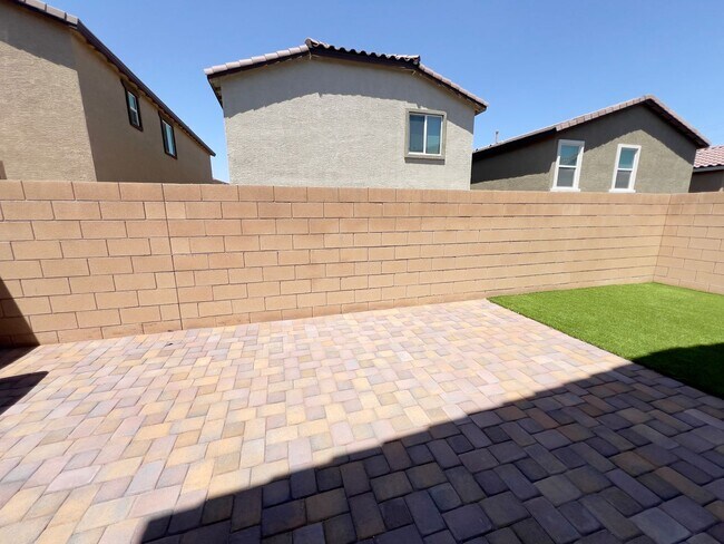 Building Photo - 4 bedroom, 2.5 bathroom home located in North West, Las Vegas