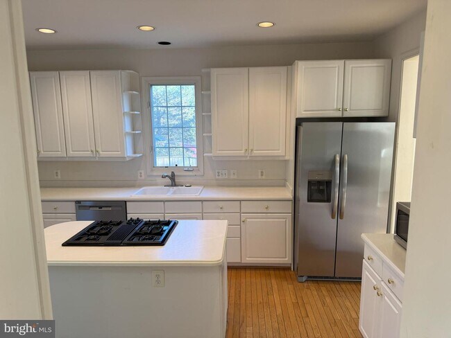 Building Photo - A rare opportunity to experience spacious, sophisticated living in a premier location.