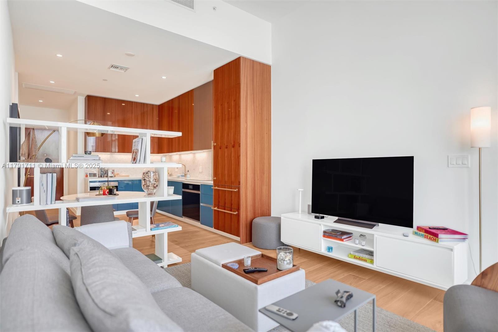 Building Photo - 2655 S Bayshore Dr