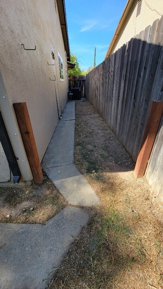 Building Photo - Wonderful and newly updated 3 bedroom 2 ba...