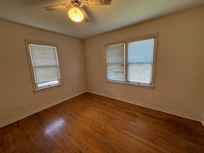 Building Photo - 2 bed, one bath in Norman with carport!