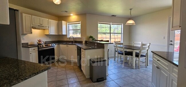 Building Photo - 3136 Sacramento Dr