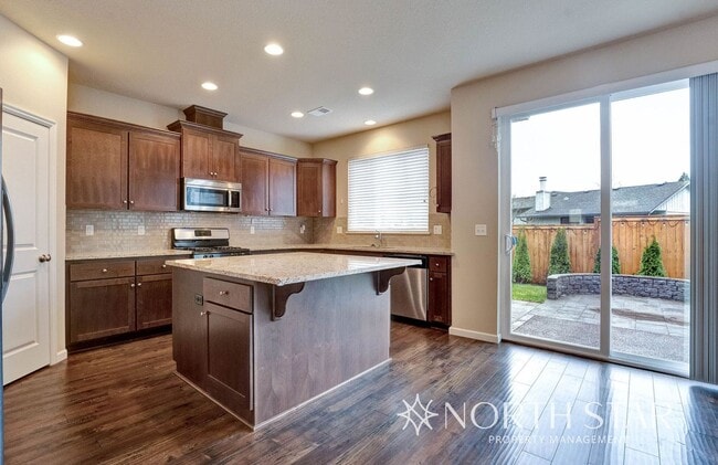 Building Photo - Heritage Crossing Craftsman in Tigard