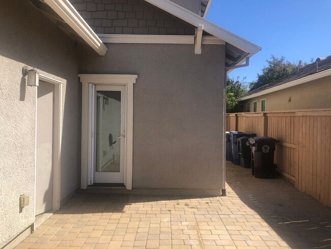 Building Photo - Executive 3 Bedroom 2.5 Bathroom 1800 sqft...