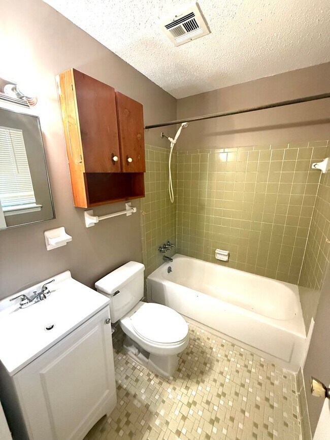 Building Photo - ** 3 Bed 2 Bath located off Wares Ferry ro...