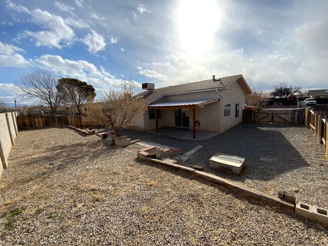 Building Photo - 3 Bedroom Single Story Home Available Near...