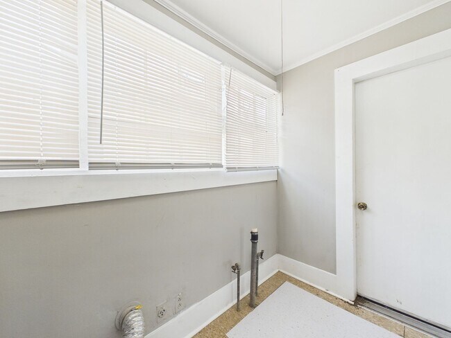 Building Photo - COMING SOON! 1 Bed, 1 Bath Cottage Near UL!