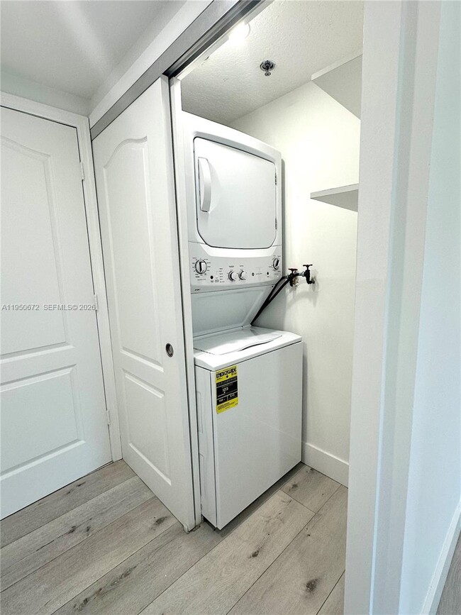 Building Photo - 9340 Fontainebleau Blvd