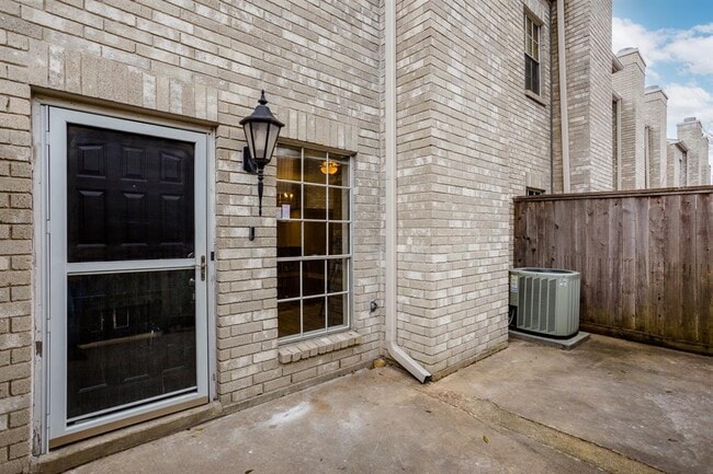 Private Front Patio - 3780 Tanglewilde St