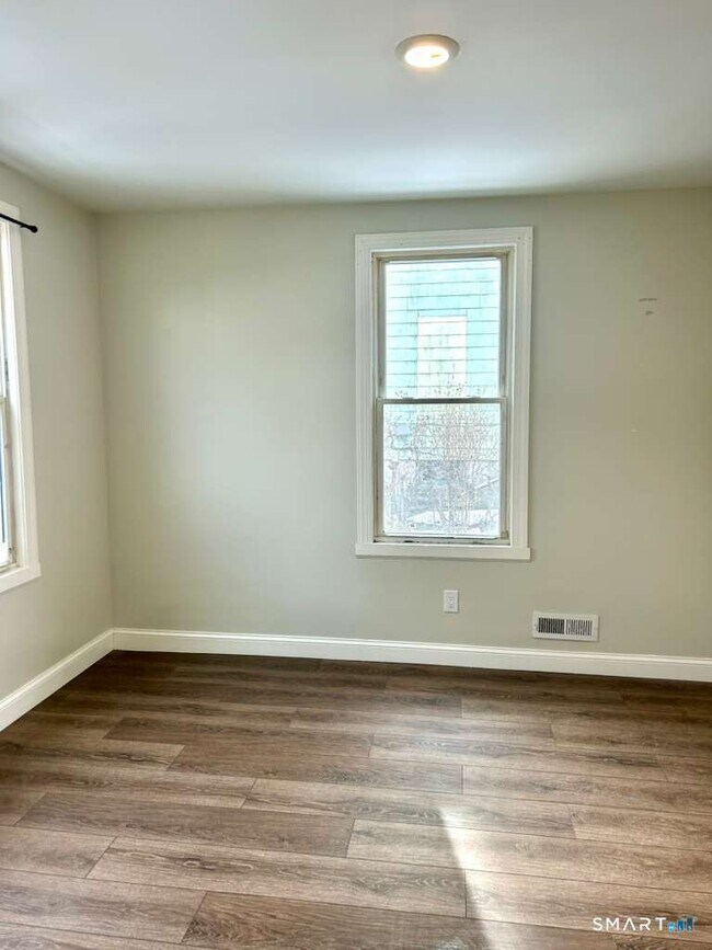 Building Photo - 124 Charles St