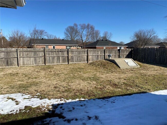 Building Photo - 770 Dogwood St