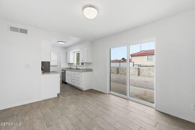 Building Photo - 3540 E Glen Dr