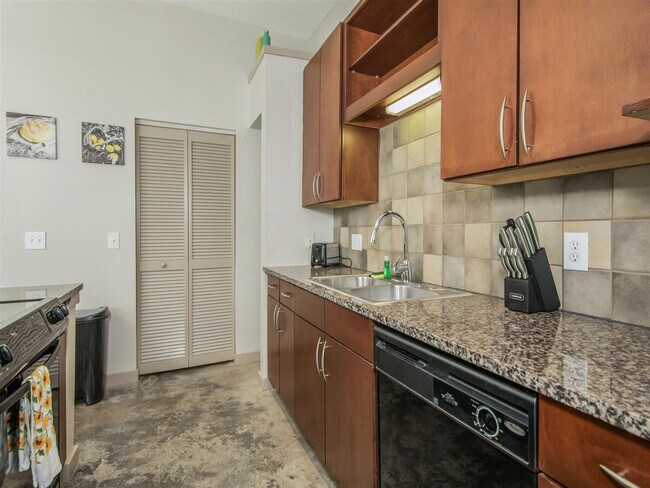 Building Photo - 2344 Camden Dr