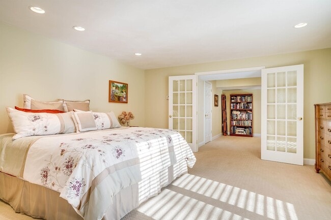 Building Photo - 7 Glen Ct