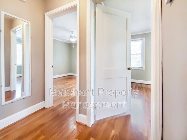 Building Photo - 8 E Circle Ave