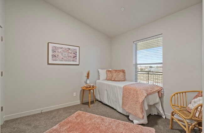 Building Photo - Fantastic Top floor unit.