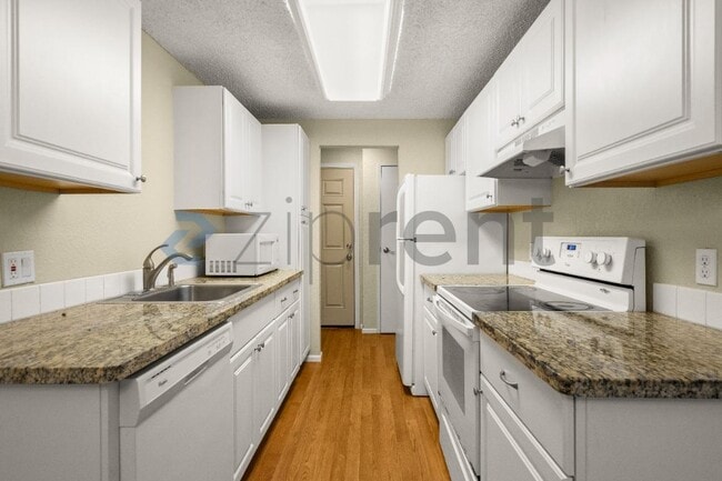 Building Photo - Unit E5