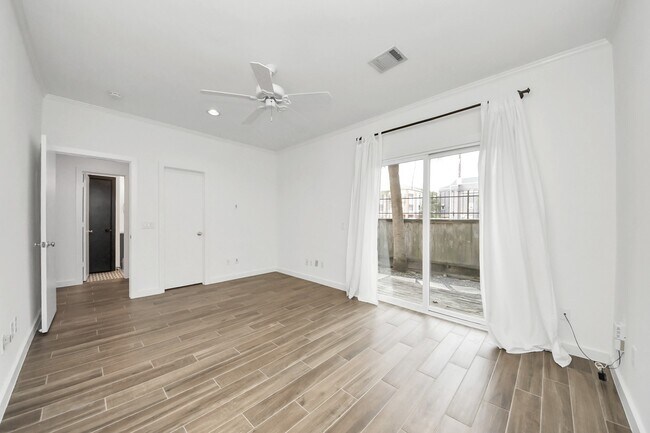 Building Photo - 1014 Montrose Blvd