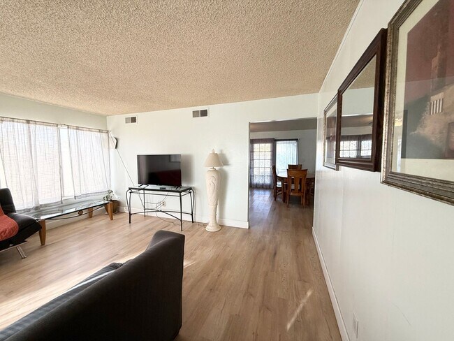 Building Photo - Fully Furnished 4-Bedroom Home in Prime Central Las Vegas Location