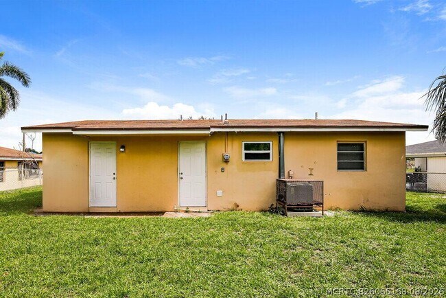 Building Photo - 3120 NW 5th Ct