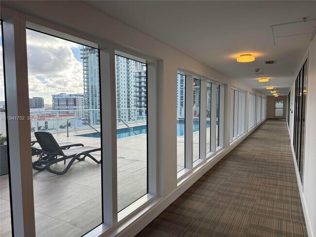 Building Photo - 321 NE 26th St