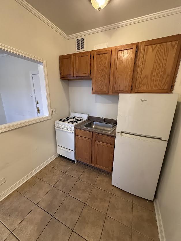 Building Photo - 0 bedroom in Chicago IL 60613