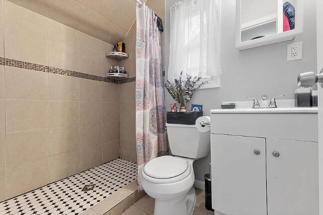 Building Photo - 196 Shephard Ave