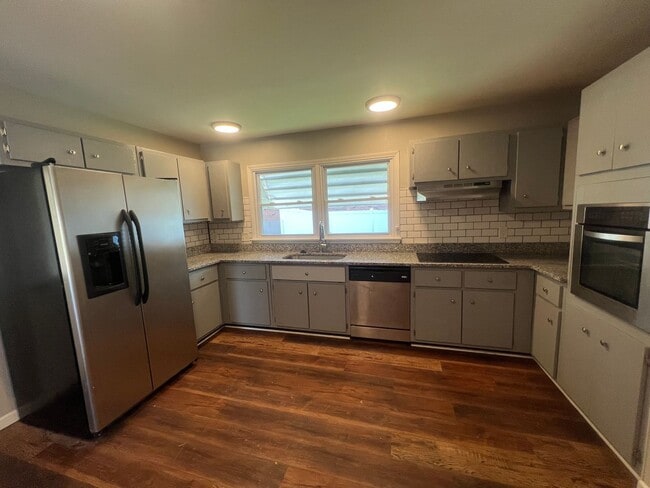 Building Photo - Spacious 4-Bedroom Home in Highly Desirabl...
