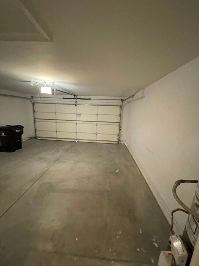 Building Photo - Beautiful 4 Bedroom 2 Bath Home in Phoenix!