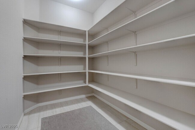 Building Photo - 12847 Slipknot St