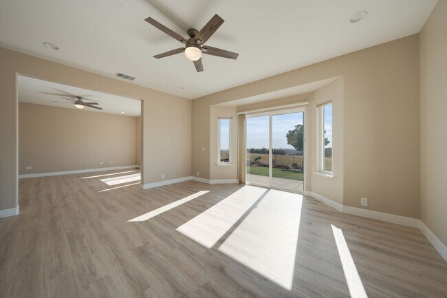 Building Photo - Spacious 3 Bed, 2 Bath Home with Acreage, ...
