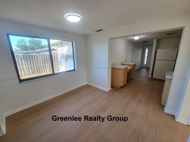 Building Photo - Spacious 3BR with bonus room and fenced yard just minutes from Tarpon Springs