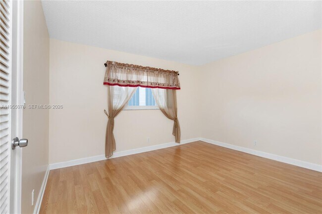 Building Photo - 301 NE 14th Ave