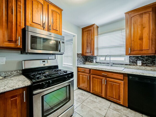 Building Photo - Charming Royal Oak Bungalow Near Downtown!