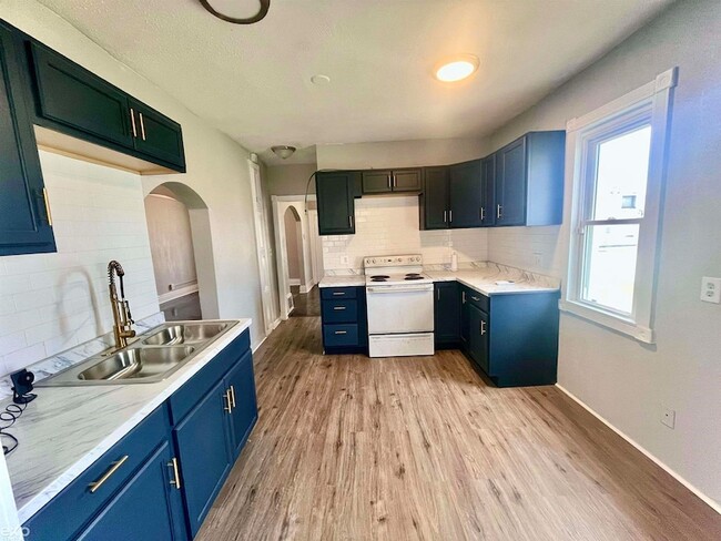 Building Photo - 13 E Glenwood Ave