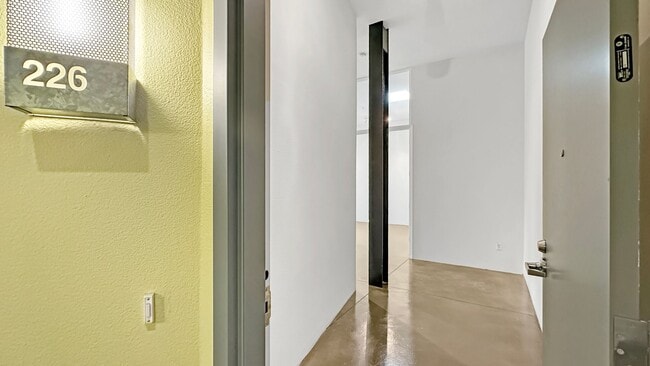 Building Photo - Authentic Loft Living in an Emeryville Landmark