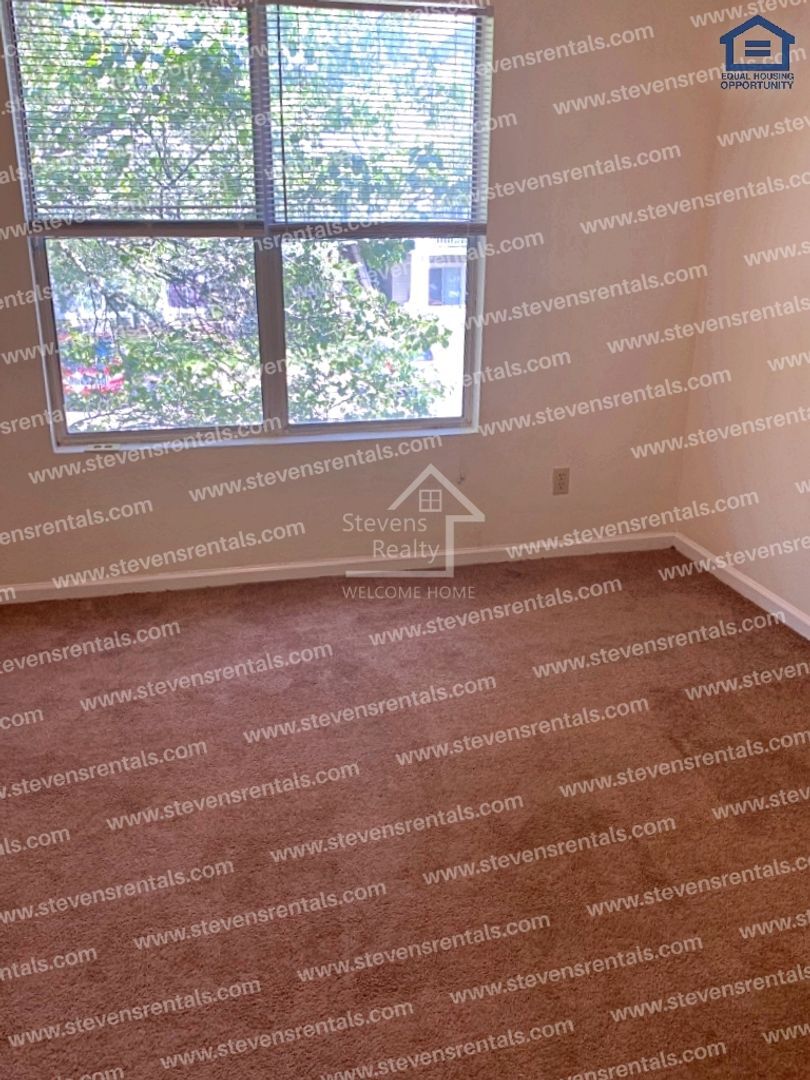 Building Photo - 430 Oriole Dr