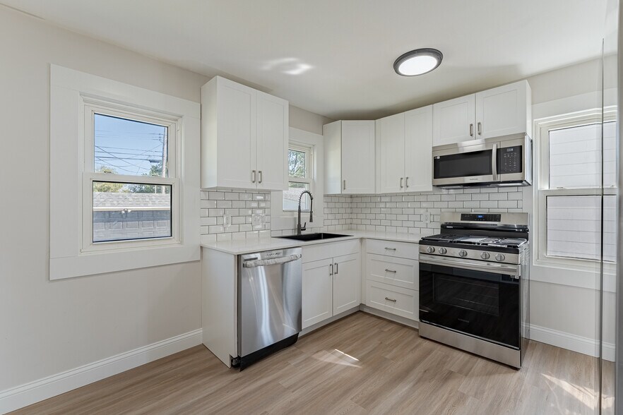 Building Photo - 6006 Ridgewood Ave