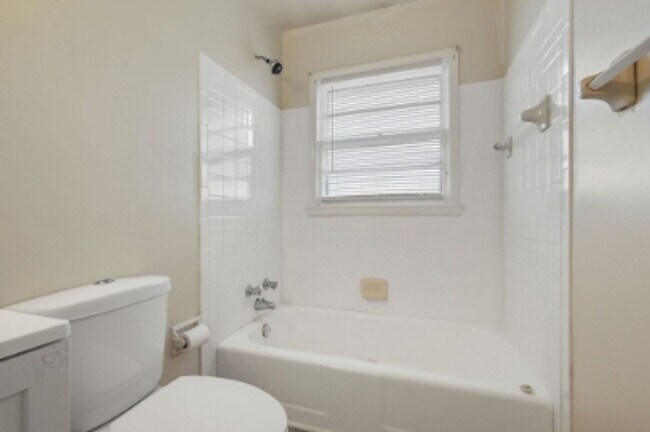 Building Photo - 4 Bed 13 Minutes From Downtown!