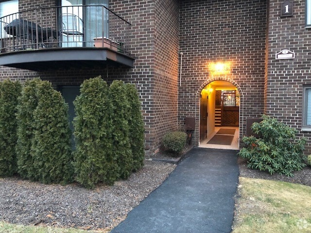 Building Photo - 1 Briarcliff Dr S