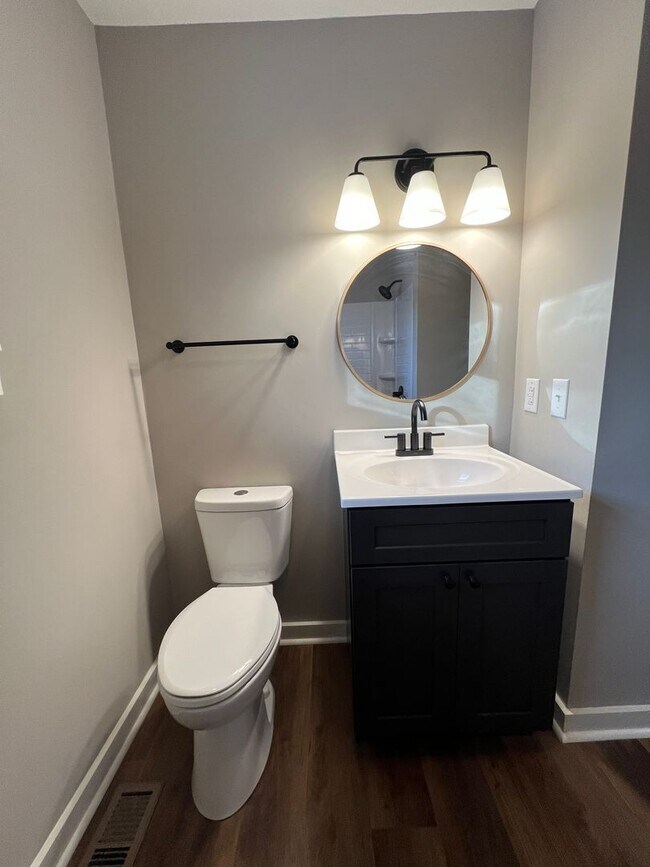 Building Photo - Remodeled Single Level 3 Bed, 2 Bath Home w/ 1 Car Garage