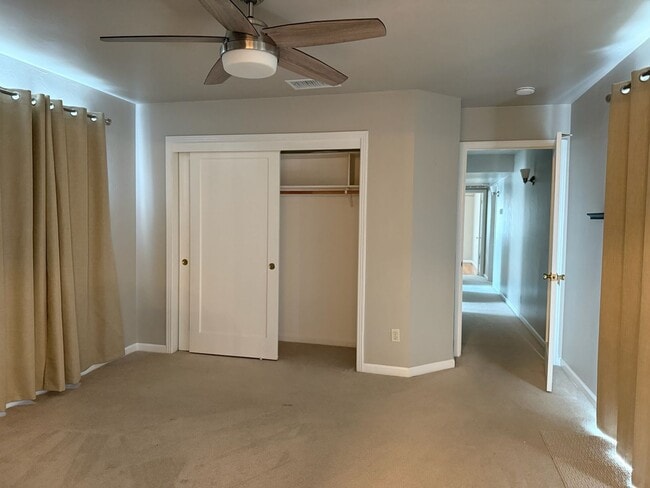Building Photo - Spacious 3 bed 2 bathroom with 2 car garage