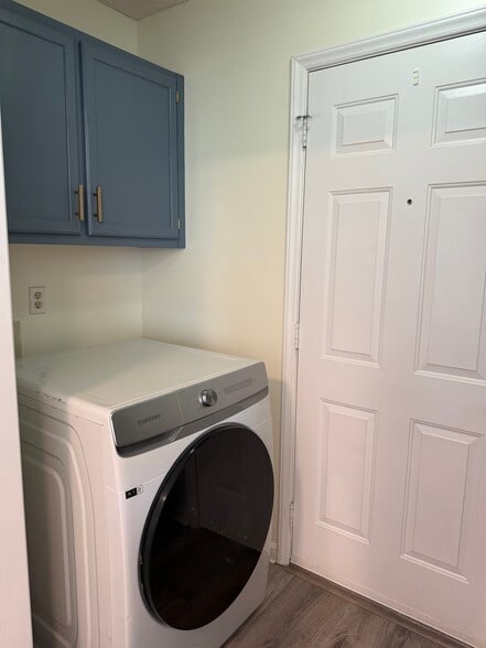 Building Photo - 6550 Brookshire St