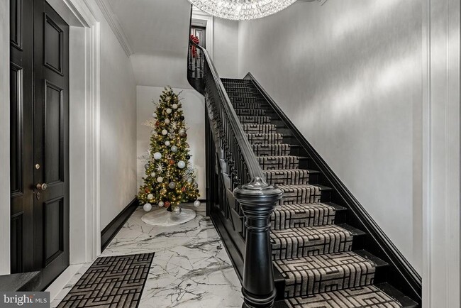 Building Photo - 305 S Walnut St