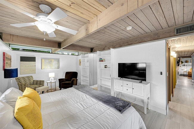 Building Photo - 234 Pine Ave